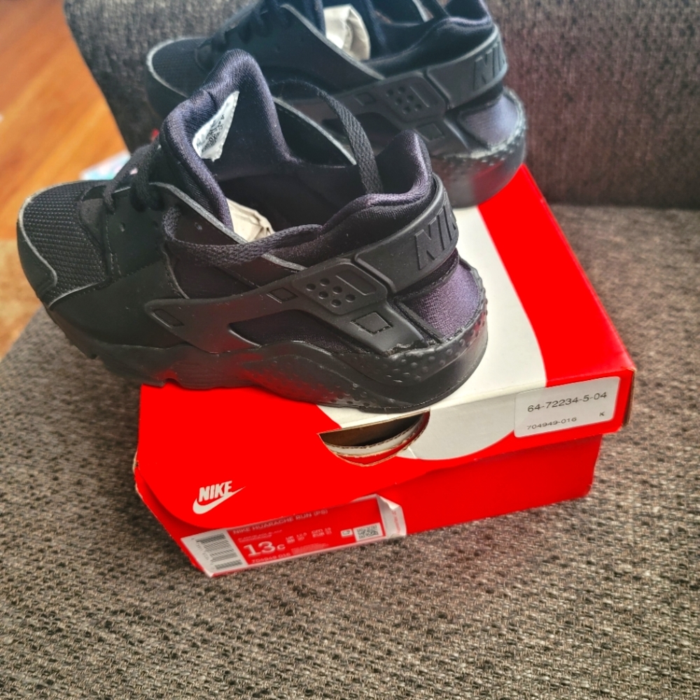 Boys size 13c nike huarache sneaker(like new)